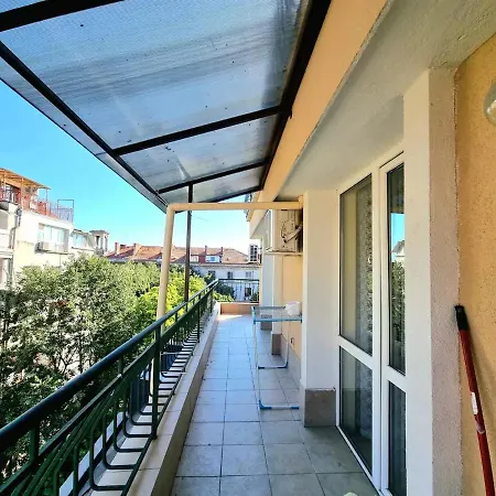 Sunny View With Garage Appartamento