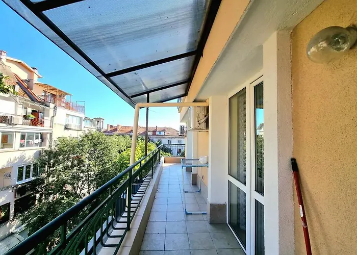 Sunny View With Garage Appartamento