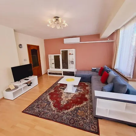 Sunny View With Garage Apartamento