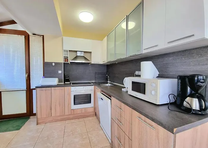 Sunny View With Garage Апартамент *