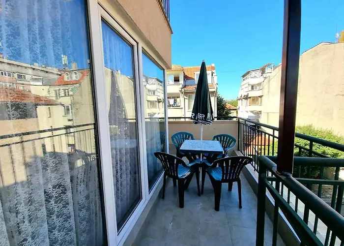 Sunny View With Garage Апартамент *